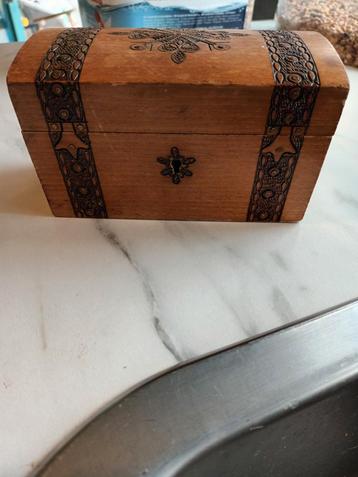 Houten Kistje met Decoratie handgemaakt beschikbaar voor biedingen