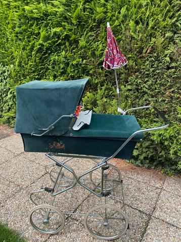Ouderwetse Kinderwagen met Parasol beschikbaar voor biedingen