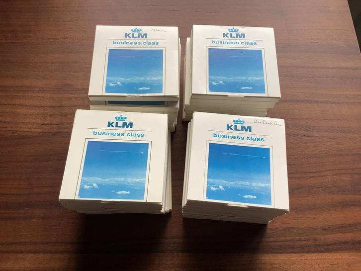 KLM onderzetters business class 1986 complete set 36 stuks, Verzamelen, Luchtvaart en Vliegtuigspotten, Nieuw, Overige typen, Ophalen of Verzenden