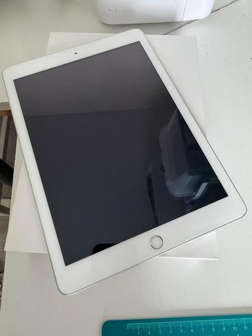 Apple iPad 5e generatie 2015, Computers en Software, Apple iPads, Gebruikt, Apple iPad, Wi-Fi, 10 inch, 32 GB, Zilver, Ophalen