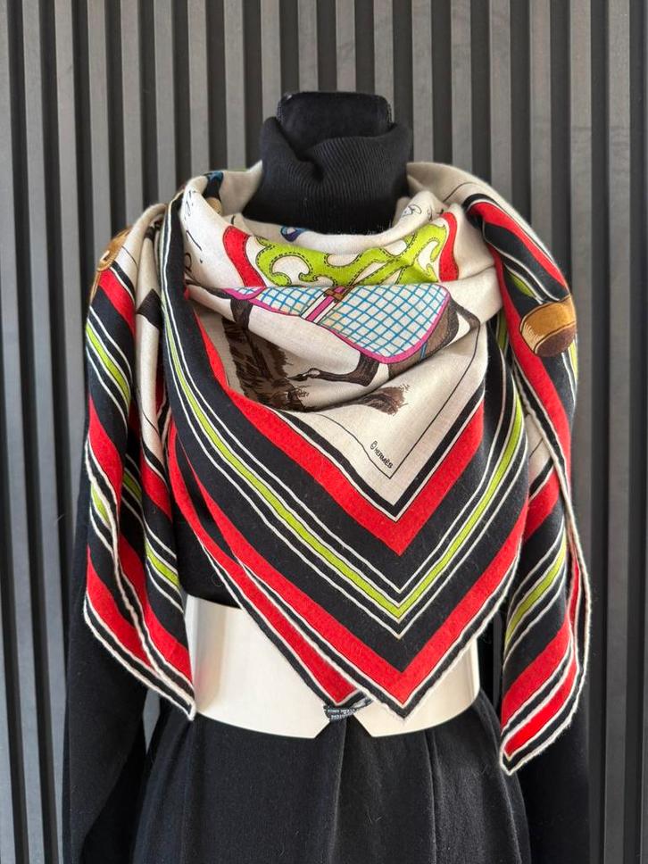 HERMES SHAWL Large  Cashmere 70% & Silk 30%  Square 140 cm, Kleding | Dames, Mutsen, Sjaals en Handschoenen, Zo goed als nieuw