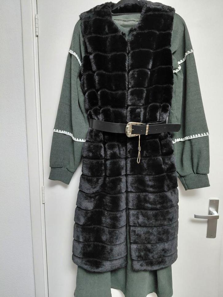 Groene Jurk met Zwarte Bont Gilet, Kleding | Dames, Jurken, Zo goed als nieuw, Maat 38/40 (M), Groen, Onder de knie, Ophalen of Verzenden