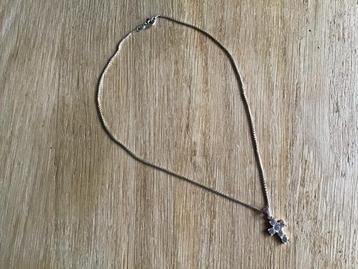 Verzilverde ketting met kruis hanger beschikbaar voor biedingen