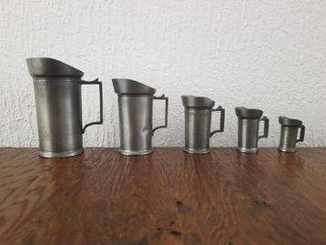 Set tinnen maatbekers uit Tiel beschikbaar voor biedingen