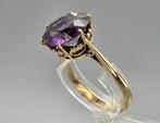 Gouden Vintage ring met edelsteen paarse saffier. 2025/638.