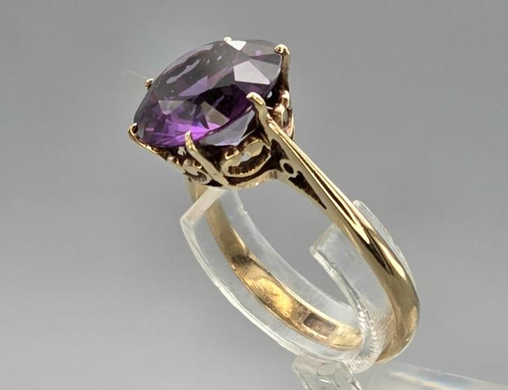 Gouden Vintage ring met edelsteen paarse saffier. 2025/638., Sieraden, Tassen en Uiterlijk, Ringen, Zo goed als nieuw, Dame, 17 tot 18