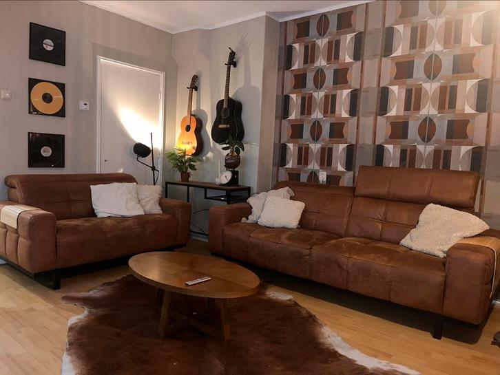 Cognac kleurige banken set met verstelbare hoofdsteunen, Huis en Inrichting, Banken | Complete zithoeken, Zo goed als nieuw, Leer