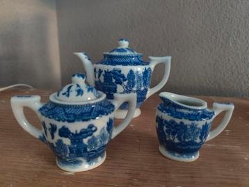 Drie delig poppen theeservies  Blue Willow .
Jaren 50 beschikbaar voor biedingen