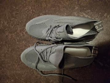 Yeezys maat 35  beschikbaar voor biedingen