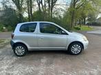 Toyota Yaris 1.0-16V VVT-i Luna NIEUW NIEUW APK BIJ LEVERING, Auto's, Toyota, Origineel Nederlands, Te koop, Zilver of Grijs, 5 stoelen