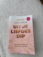 Uit je liefdesdip - Joey Steur, Boeken, Ophalen of Verzenden, Zo goed als nieuw, Overige onderwerpen