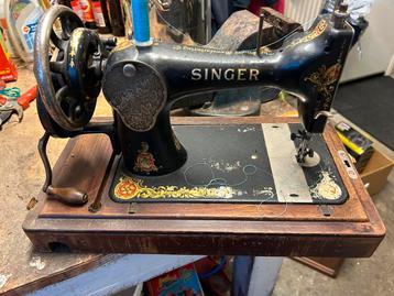 Oude Singer naaimachine beschikbaar voor biedingen