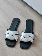 H&M platte Slippers gevlochten
zilver kleur maat 42, Kleding | Dames, Schoenen, Slippers, H&M, Overige kleuren, Nieuw