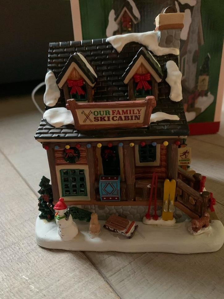 Lemax Family Ski Cabin met Verlichting - Kerstdorp, Diversen, Kerst, Ophalen of Verzenden