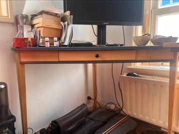 Bureau hoektafel beschikbaar voor biedingen