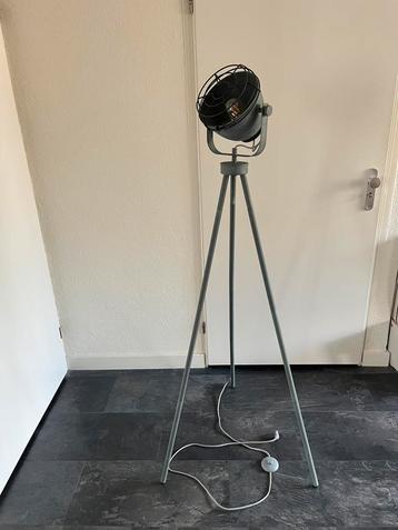 vloerlamp betonlook beschikbaar voor biedingen