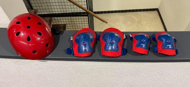 Helm met kniebeschermers en armbeschermers, Sport en Fitness, Skateboarden, Gebruikt, Bescherming, Ophalen of Verzenden