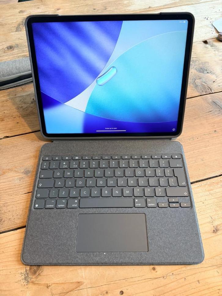 iPad Pro 12.9 5thgen + Logitech ComboTouch + Apple Pen 2, Computers en Software, Apple iPads, Zo goed als nieuw, Apple iPad, Wi-Fi