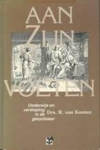 Aan Zijn voeten / R. van Kooten., Boeken, Christendom | Protestants, Zo goed als nieuw, Verzenden