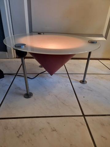 Vintage Design Tafellamp met Rode Kap memphis style jaren 80 beschikbaar voor biedingen