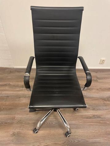 Zwarte bureaustoel in goede staat beschikbaar voor biedingen