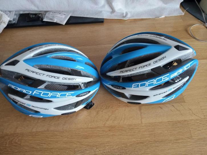 TE koop twee z.g.a.n.fietshelmen nooit iets mee gebeurt., Fietsen en Brommers, Fietsaccessoires | Fietshelmen, Zo goed als nieuw