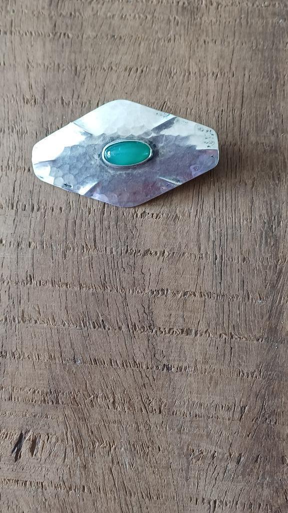 Zilveren Amsterdamse school broche gehamerd met aventurijn, Sieraden, Tassen en Uiterlijk, Broches, Zo goed als nieuw, Zilver