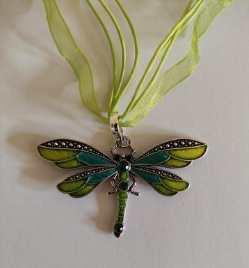 Ketting met libelle. beschikbaar voor biedingen