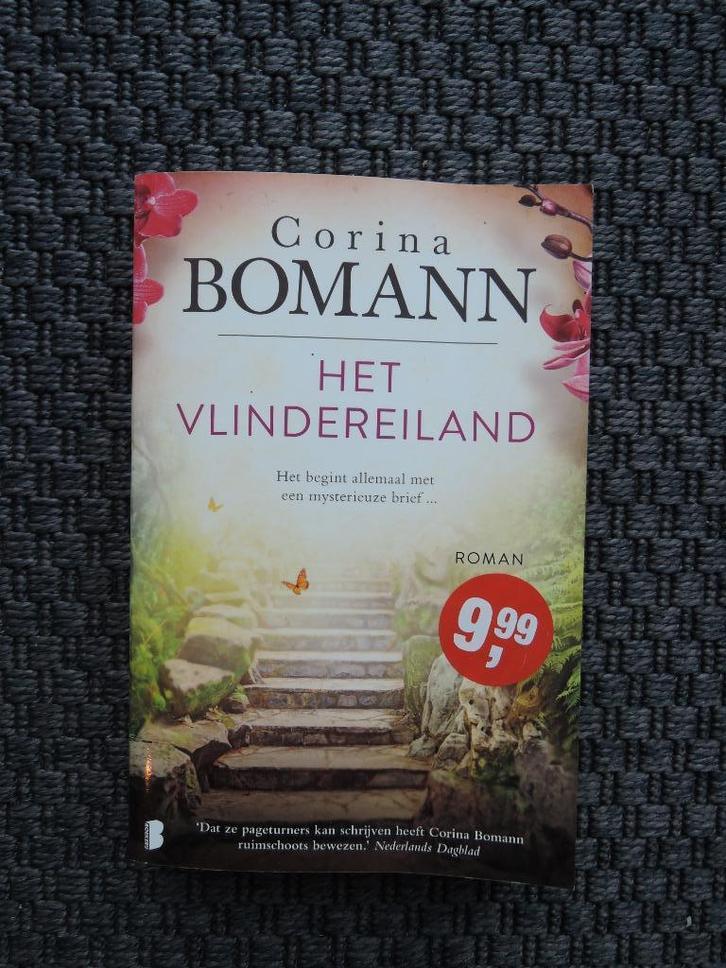 Het vlindereiland van Corina Bomann, Boeken, Romans, Zo goed als nieuw, Nederland, Ophalen of Verzenden