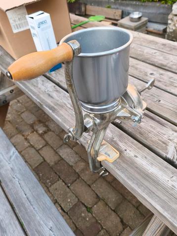 Vintage Moutmolen - Handmatig beschikbaar voor biedingen