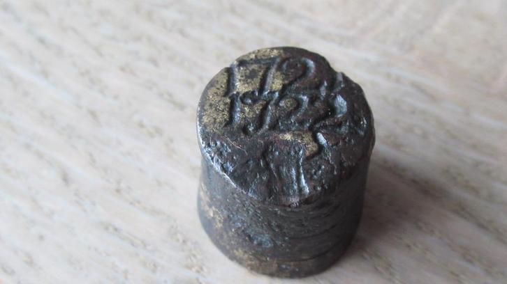 Bronzen gewicht jaartal 1721 - 1722 / bodemvondst, Antiek en Kunst, Antiek | Koper en Brons, Brons, Ophalen of Verzenden