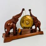 Antiek Thais houtsnijwerk: Twee olifanten met bronzen gong, Ophalen of Verzenden