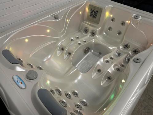 Wellis spa 3 persoons met 2 ligplaatsen, Tuin en Terras, Bubbelbaden en Hottubs, Nieuw, Filter, Ophalen