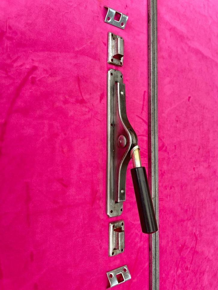 Espagnoletten Frankfurter/Bauhaus met bakelieten handgreep, Antiek en Kunst, Antiek | Woonaccessoires, Ophalen of Verzenden