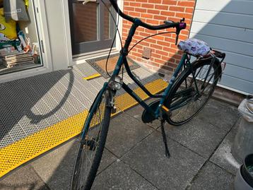 Vrouw fiets beschikbaar voor biedingen