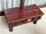 Robuste houten salontafel met lade en versierde rand, Ophalen