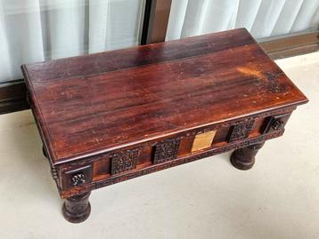 Robuste houten salontafel met lade en versierde rand beschikbaar voor biedingen