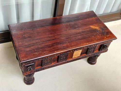 Robuste houten salontafel met lade en versierde rand, Antiek en Kunst, Antiek | Meubels | Tafels, Ophalen