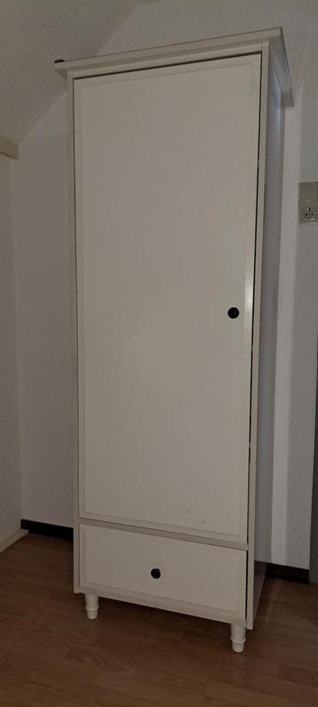 Kast met 4 planken en lade beschikbaar voor biedingen