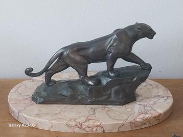 Prachtig Art Deco beeld leeuwin van zamac beschikbaar voor biedingen