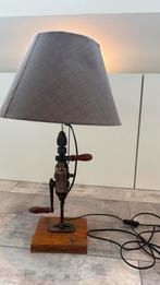 Antieke lamp , gemaakt van ouderwetse handboor, Huis en Inrichting, Lampen | Tafellampen, Ophalen, Gebruikt, Minder dan 50 cm