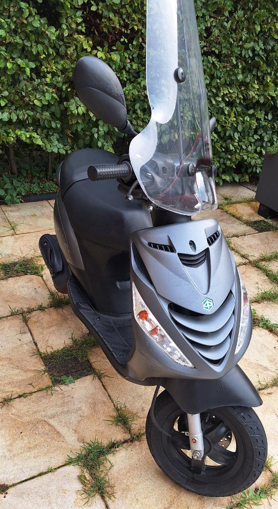 Piaggio Zip, Fietsen en Brommers, Scooters | Piaggio, Zo goed als nieuw, Zip, Maximaal 25 km/u, Benzine, Ophalen