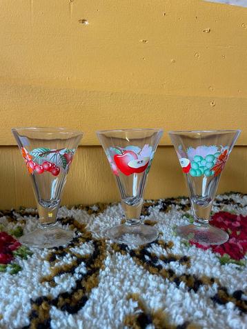 3 vintage jaren 70 voet glazen met fruit afbeelding beschikbaar voor biedingen