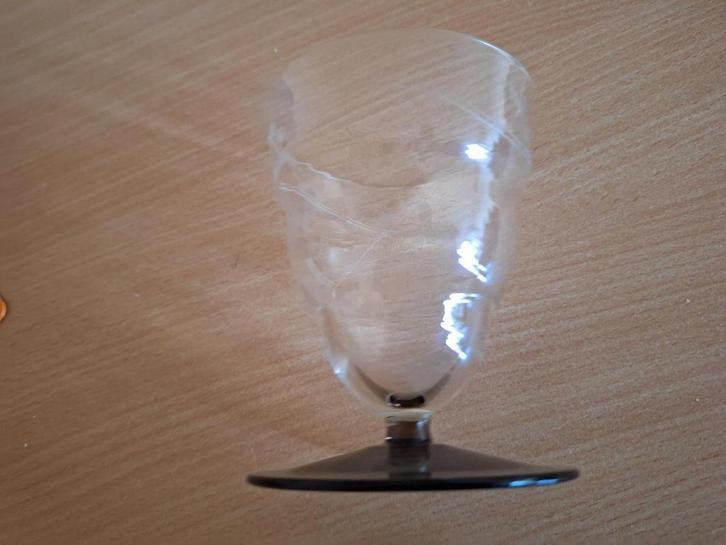 Geëtst waterglas op lichtbruine voet, Antiek en Kunst, Antiek | Glas en Kristal, Ophalen of Verzenden