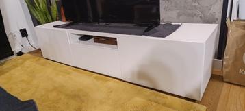 IKEA TV cabinet with doors / IKEA Tv meubel met deuren beschikbaar voor biedingen