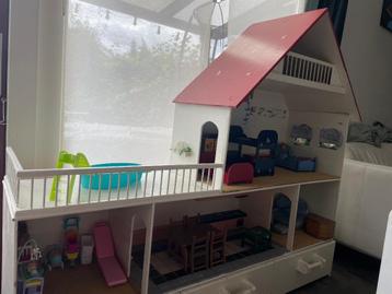 Poppenhuis van stevig hout met lades beschikbaar voor biedingen