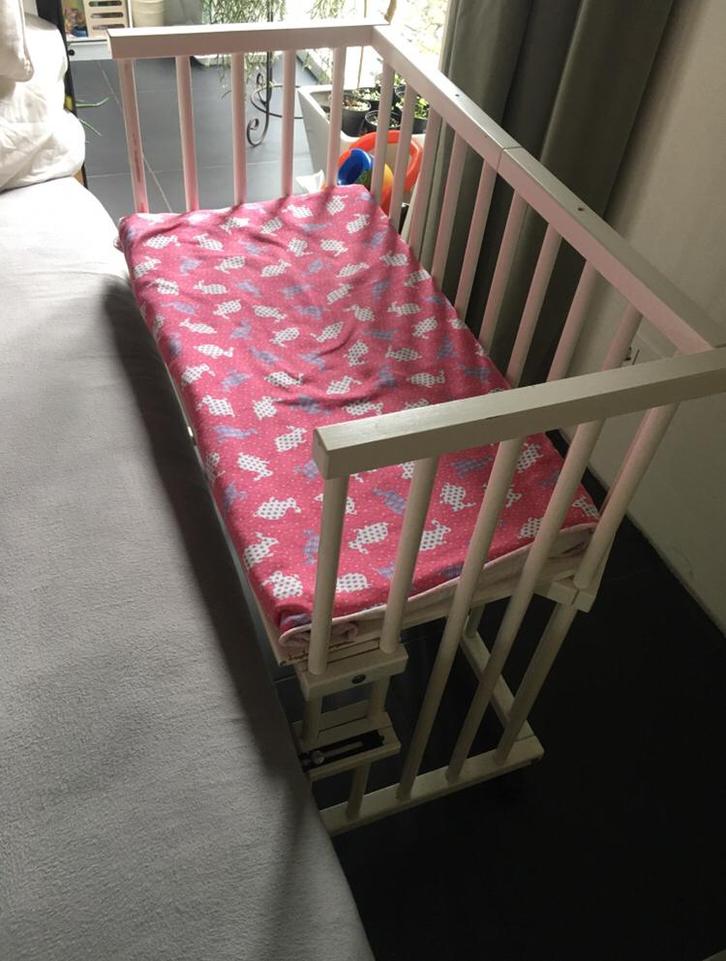 Houten co sleeper 90x42 bevestigen bij bed wit met matrasje, Kinderen en Baby's, Babywiegjes en Ledikanten, Zo goed als nieuw