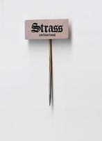 blikken plaatsnaam speldje STRASS in Zwitserland, Verzamelen, Speldjes, Pins en Buttons, Ophalen of Verzenden, Gebruikt, Overige onderwerpen