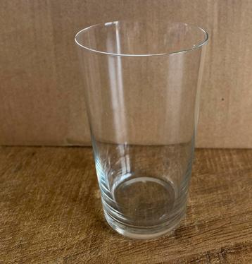 Dun oud drinkglas beschikbaar voor biedingen