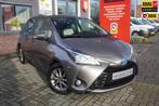 Toyota Yaris 1.5 Hybrid Design / Camera / Cruise control / C, 4 cilinders, Grijs, Hybride Elektrisch/Benzine, 1065 kg